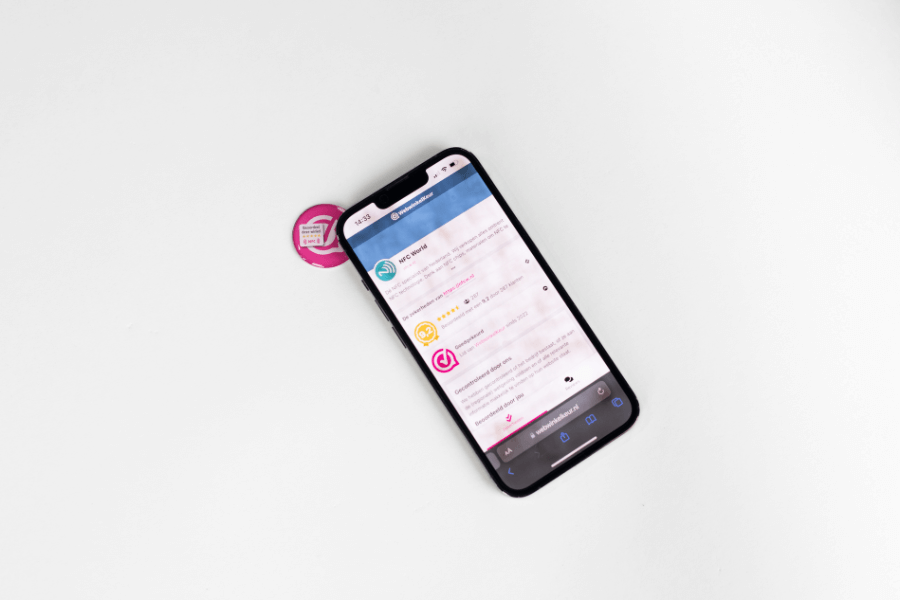 Webwinkelkeur’i arvustuse kleebis koos telefoniga