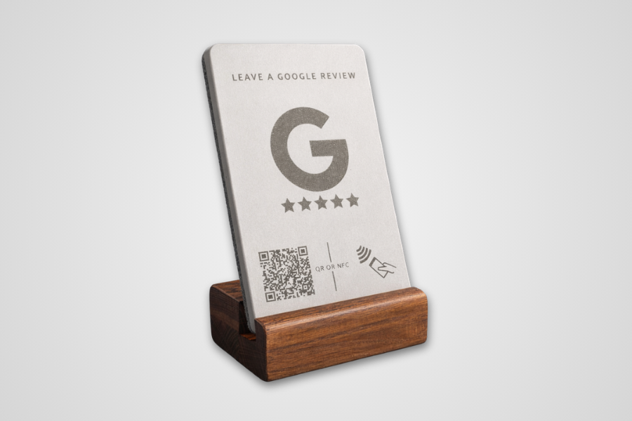 Google Review Display – betoon puidust alusega